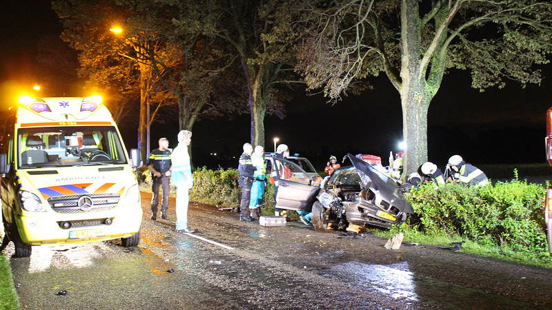 Auto vliegt nabij Schoorldam hard uit de bocht tegen boom