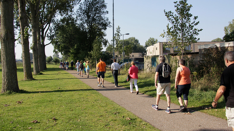 Zonnige wandeltocht en cheque van 7000 euro voor Vereniging Oudorp Steunt KiKa 