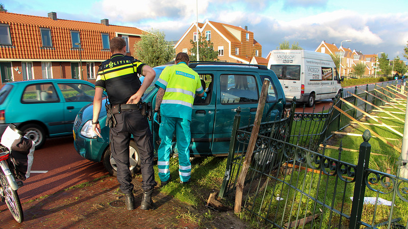 Automobiliste botst tegen hek na slip op Twuyverweg