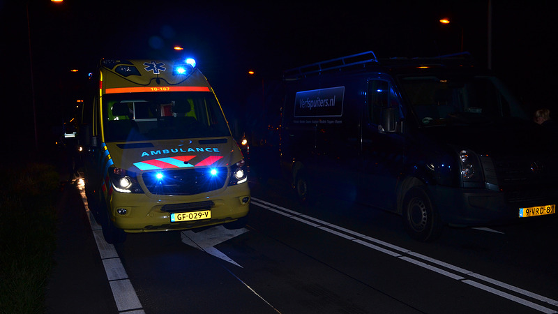 BMW botst op wachtende auto's bij stoplicht Beverkoog: één gewonde