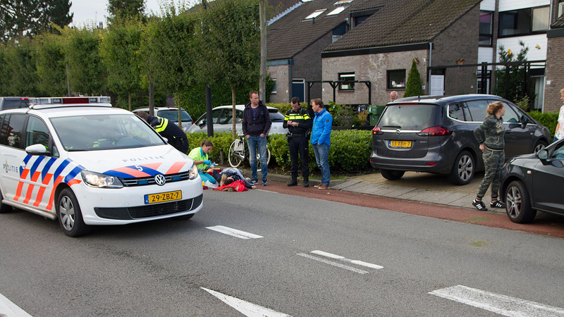 Vrouw gewond na bijna-botsing, automobilist rijdt door