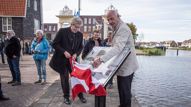 Wethouders Kloos en Nagengast openen in oude glorie herstelde Boombrug