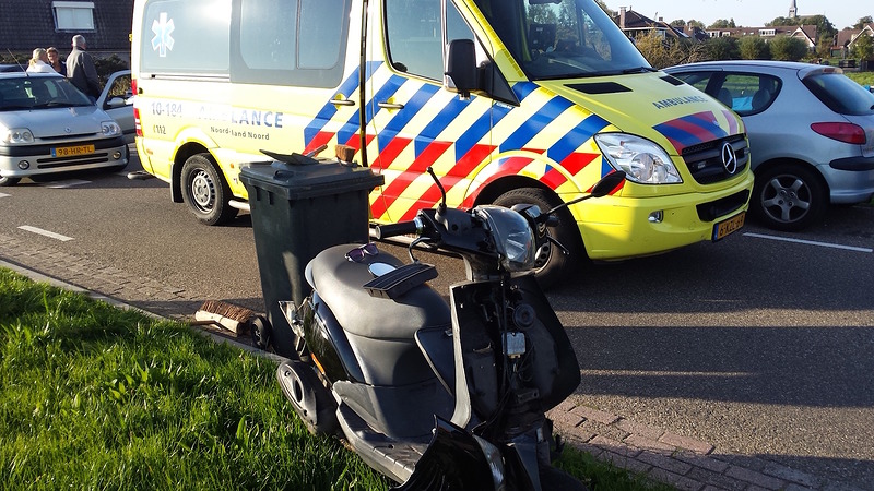 Bromfietser slaat over de kop door botsing met auto