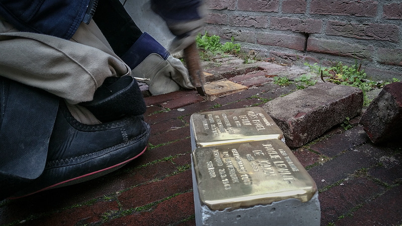 Eerste Stolpersteine gelegd voor herdenking joodse Alkmaarders 