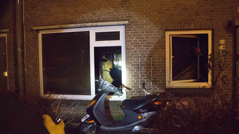 Brandweerlieden van tafel voor brand in flatwoning aan de Coornhertkade