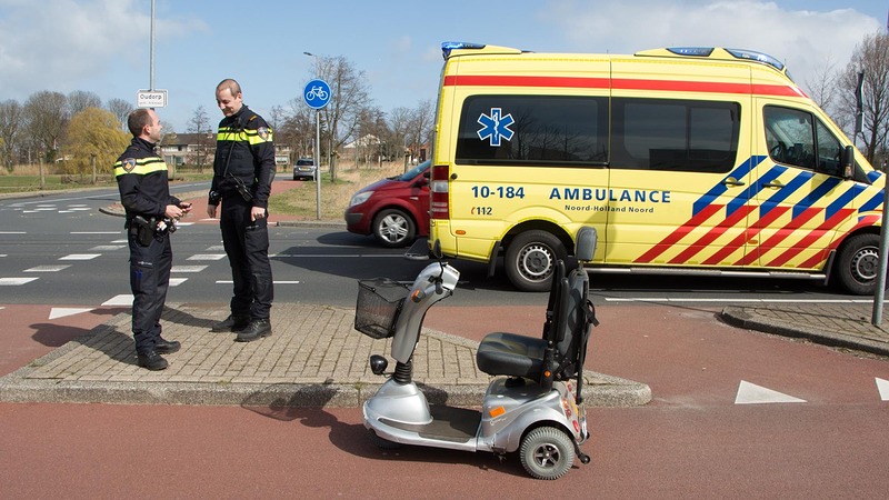 Vrouw gewond na val met scootmobiel op Nieuwe Schermerweg