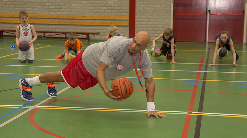 Oud-international Mike Nahar geeft basketbalclinic in De Rijp