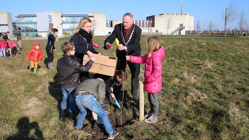 Leerlingen basisschool Columbus planten bomen voor Nationale Boomfeestdag