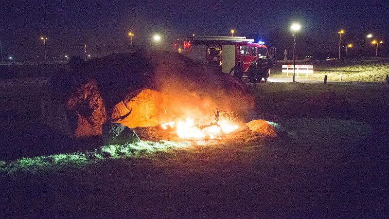 Jongeren ontkomen na in brand steken scooter bij Strand van Luna