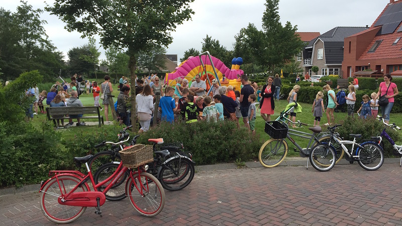 Veel kinderen buiten tijdens zonnige Buitenspeeldag 