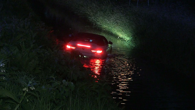 Zwaar ongeval op N241: auto te water en één gewonde