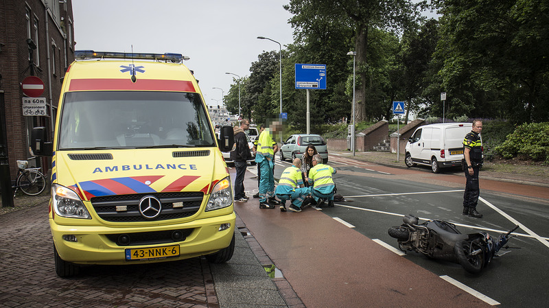 Scooterrijdster loopt fikse hoofdwond op bij val