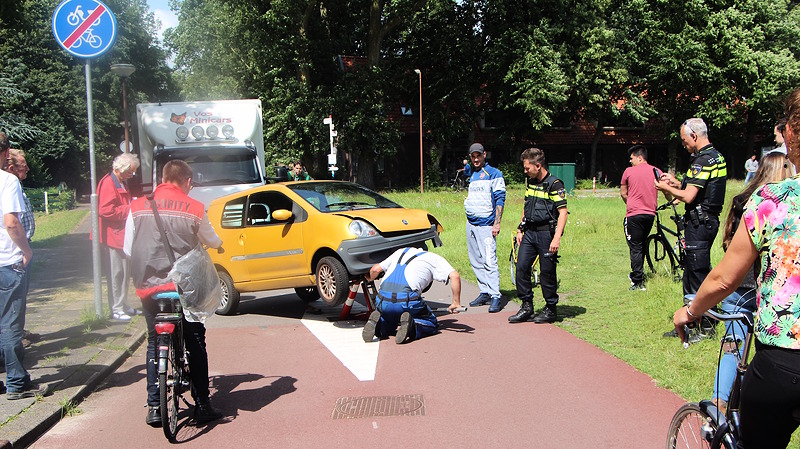 Brommobiel rijdt op paaltje op fietspad Herenweg