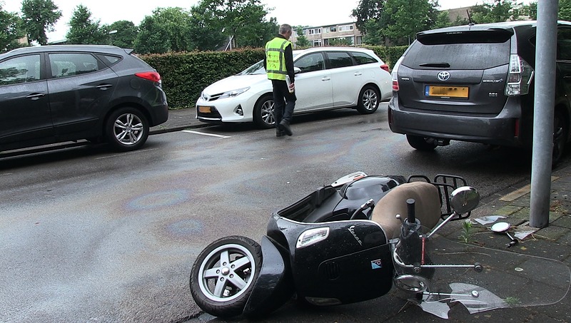Scooterrijdster aangereden door wegrijdende automobiliste op Tochtwaard