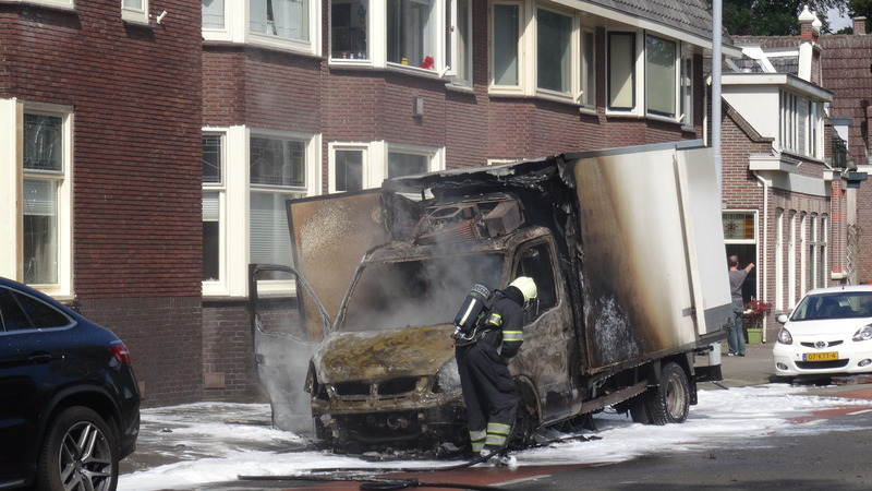 Busje brandt voor ogen van bestuurder uit op de Kennemersingel