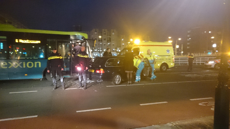 Bus ramt auto op busbaan Kanaalkade