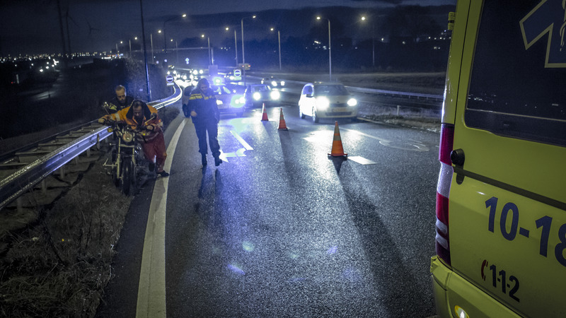 Motorrijder onderuit op gladde markering