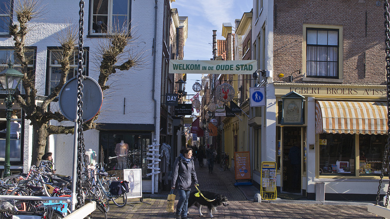 Gezocht: winkeldievegge met felroze jas