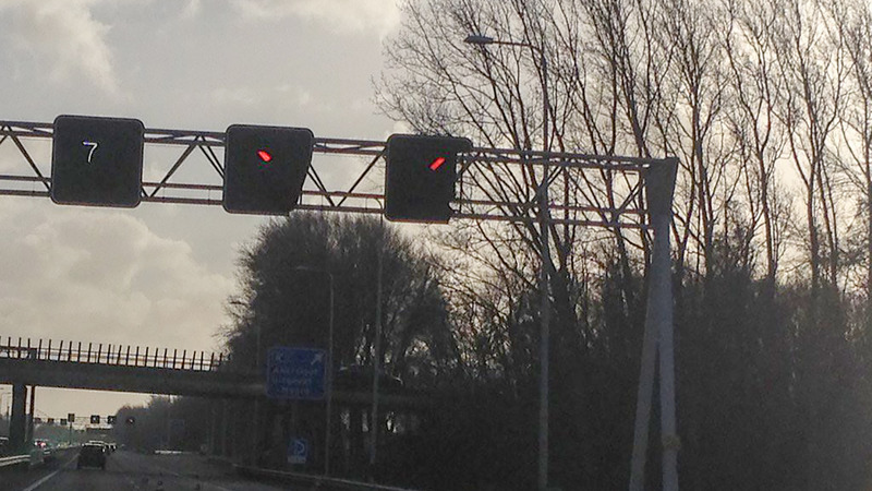 Kapotgewaaid matrixbord zorgt voor lange file op A9