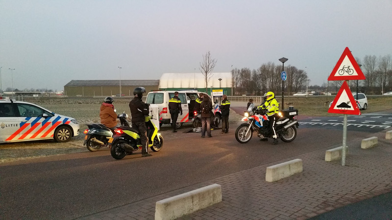 Politie houdt bromfietscontrole bij fietstunnel Strand van Luna