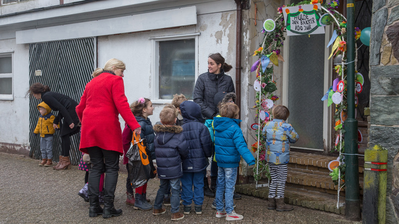 100-jarige Jan Bakker bezocht door kinderen West-Graftdijk