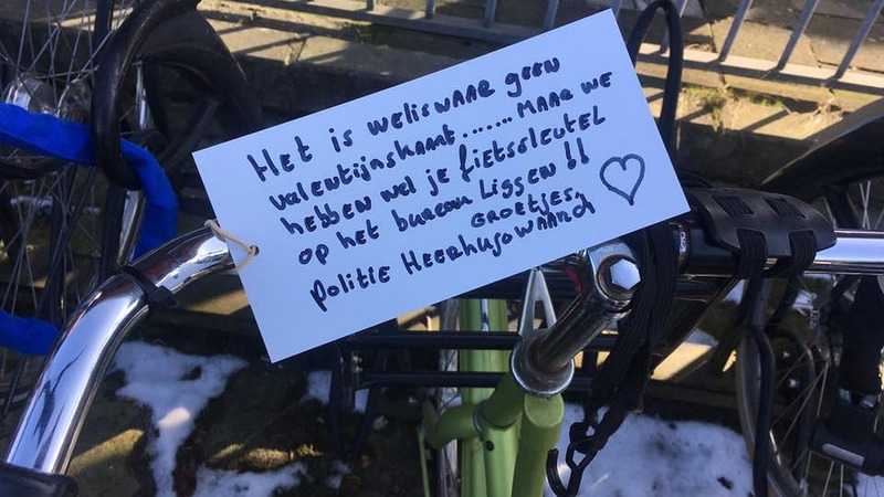 Ludieke politieactie bij fiets met sleutel in slot