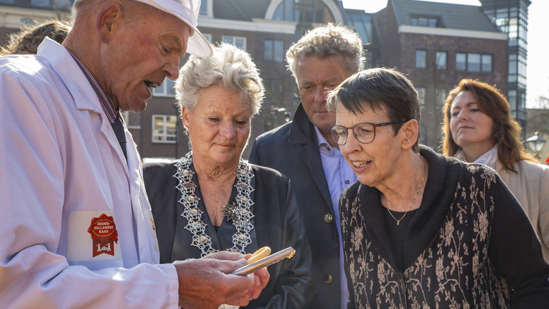 Demissionair staatssecretaris Jetta Kleinsma opent kaasmarkt