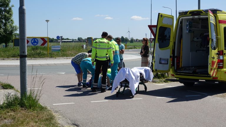 Eén van twee bejaarde fietsers gewond na misverstand op Veertweg Langedijk