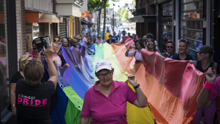 Alkmaar Pride afgetrapt met ophangen meterslange regenboogvlag