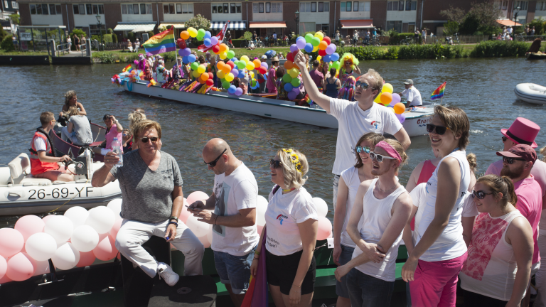 Parade Alkmaar Pride kleurt Alkmaarse grachten