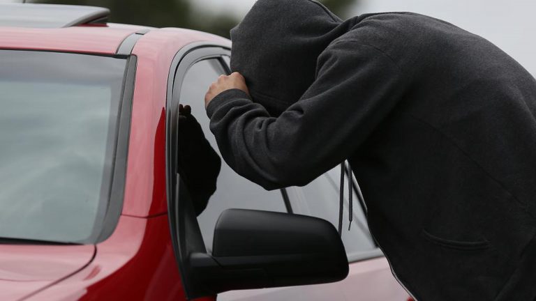 Tweetal kraakt midden op de dag auto op Kanaalkade