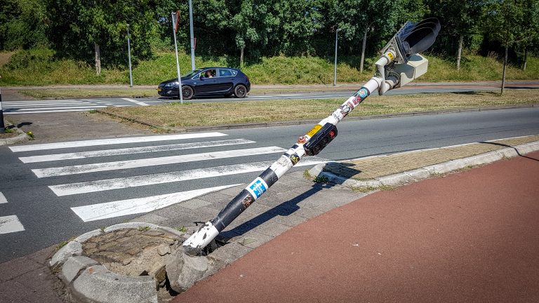 Transportcombinatie versus verkeerslicht; een ongelijke strijd