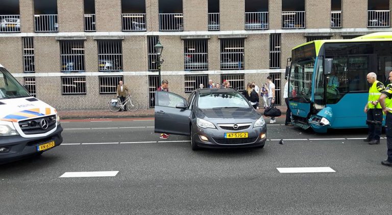 Kerende automobilist ziet bus over het hoofd