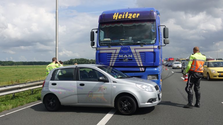 Auto dwars voor vrachtwagen bij aanrijding op A9