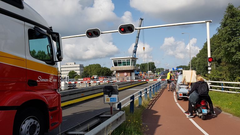 Weer storing Leeghwaterbrug; wachttijd drie kwartier