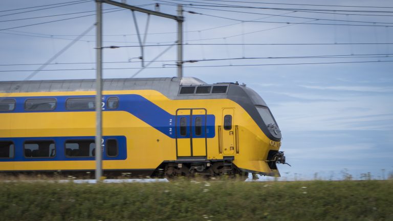 Heilooërs in protest tegen hoge geluidschermen langs spoor