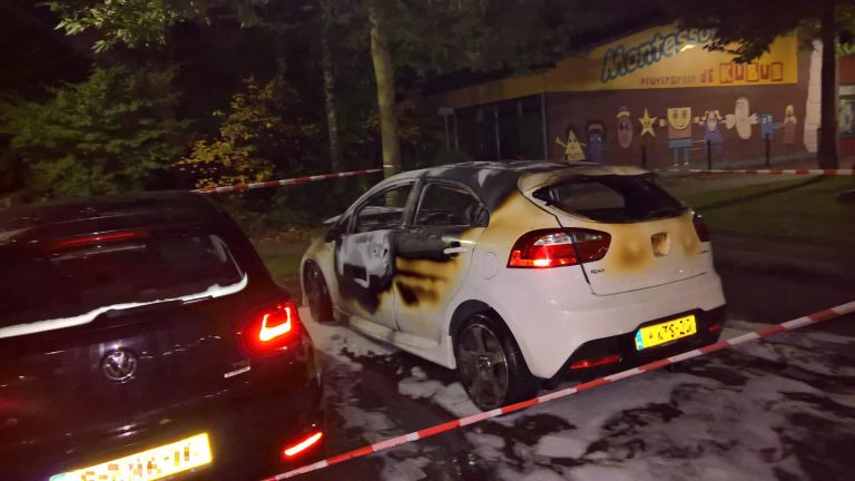 Auto in lichterlaaie op parkeerterrein aan de Jade