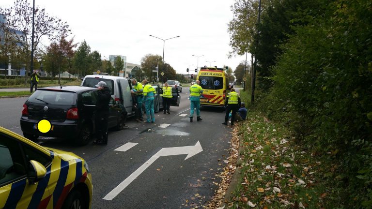 Botsing op Westtangent; drie auto’s met blikschade