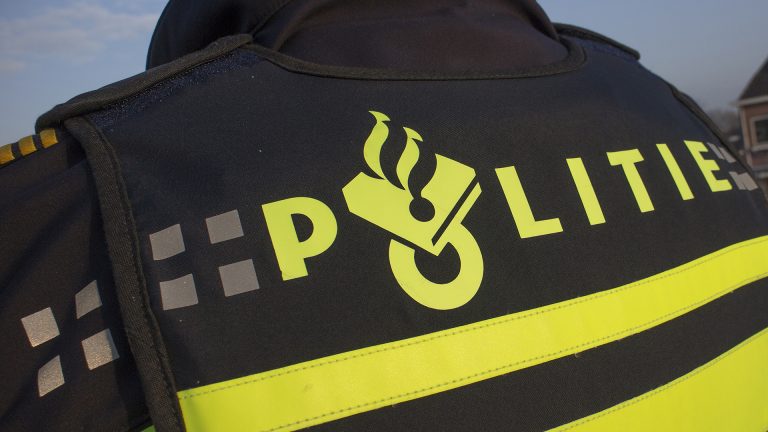 Gewapende Heerhugowaarder (22) schopt agent in IJmuiden