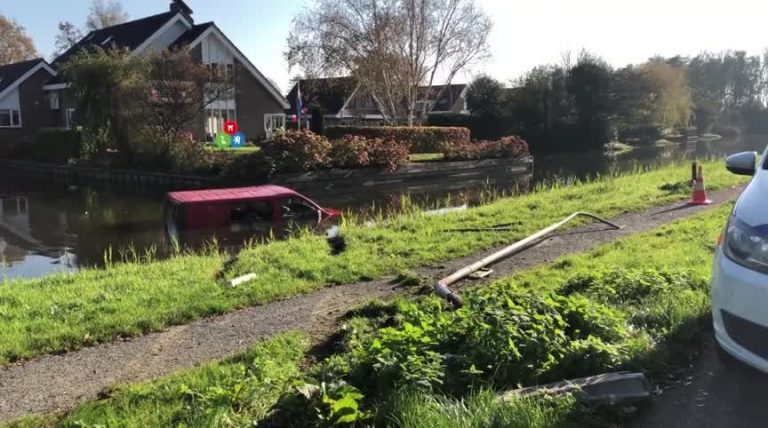 Bestuurder met bus te water na aanrijding Lepelaar Langedijk (VIDEO)