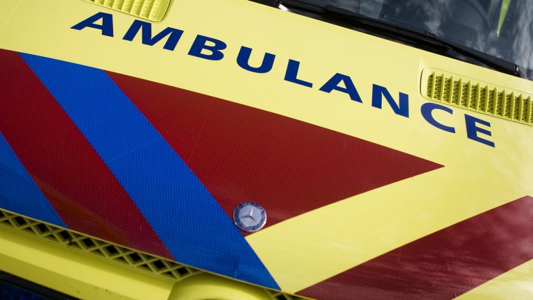 Auto raakt van de weg; drie inzittenden naar ziekenhuis