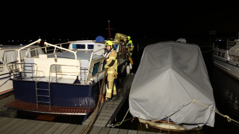 Boot maakt water; brandweer rukt uit