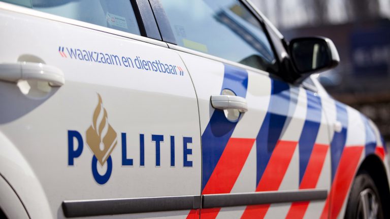 Dronken bestuurder gooit tevergeefs drugs uit politieauto