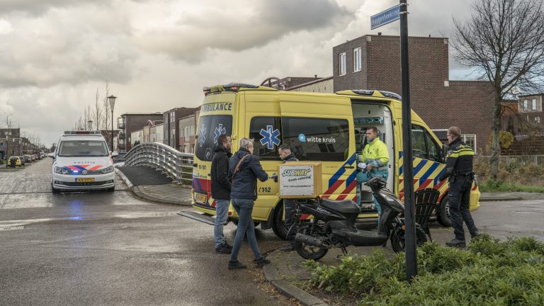 Maaltijdbezorger onderuit na botsing in Heerhugowaard