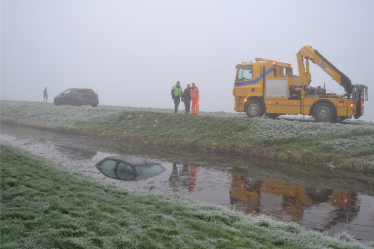 Auto te water, bestuurder ongedeerd