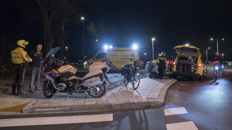 Fietser gewond na aanrijding op rotonde Schinkelwaard/Hertog Aalbrechtweg