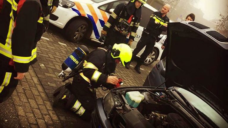 Autobrandje op parkeerterrein langs Voorburggracht in Oudkarspel