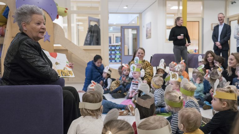 Wethouder Konijn trapt samenwerking Bieb en Rollebol af