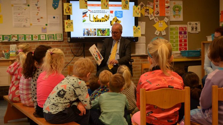 Burgemeester Hoekema leest kinderen Sint Maartenschool voor