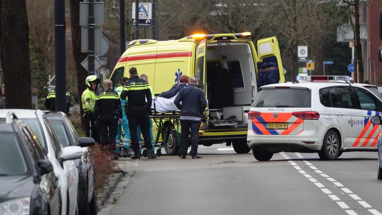 Wachtende fietsster aangereden en gewond geraakt in Heerhugowaard